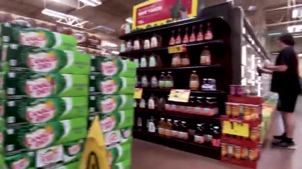 Grovetown Usa Kroger Perakende Market Tavası Meyve Suyu Reyonuna Insanlar — Stok video