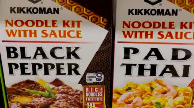 Augusta, Ga USA - 01 29 22: Kikkoman Erişte seti Pad Thai perakende mağazasının rafında