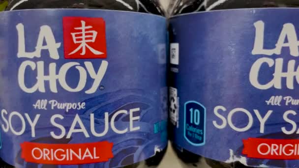 Augusta Usa Bouteilles Sauce Soja Lachoy Sur Une Étagère Magasin — Video