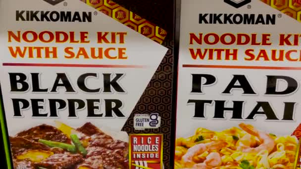 Augusta Usa Kikkoman Noodle Kit Pad Thai Retail Store Shelf — Stok Video