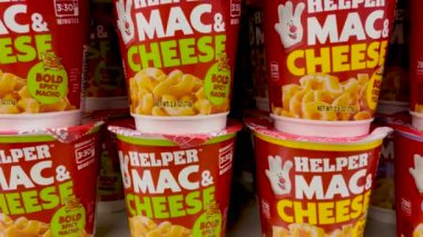 Augusta, Ga USA - 01 29: 22: Pan of Hamburger Helper Bardakları Bir mağaza rafında makarna ve peynir çeşitliliği