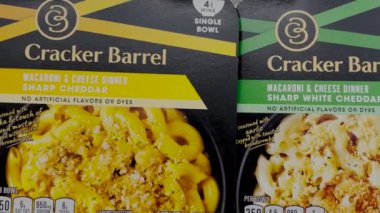 Augusta, Ga USA - 01 29: 22: bir kap Cracker Barrel makarna ve peynir bir mağaza rafında çeşitli