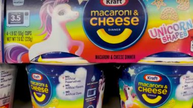 Augusta, Ga USA - 01 29: Kraft Makarna ve Peynir Bardakları Tekboynuz bir perakende mağazasının rafında çeşitlilik gösteriyor