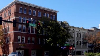 Augusta, Ga USA - 117 17: Güzel şehir merkezi Augusta Georgia trafiği ve Miller Tiyatrosu Broad Caddesi