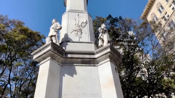 奥古斯塔 Ga美国 美丽的市中心奥古斯塔格鲁吉亚 我们邦联的死亡雕像倾斜在宽阔的街道上 — 图库视频影像