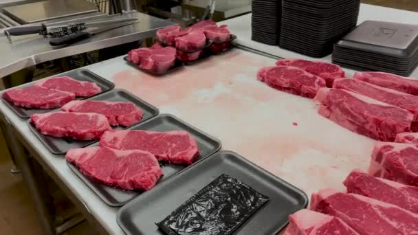 Verse Gesneden Steaks Een Boterblok Een Winkel — Stockvideo