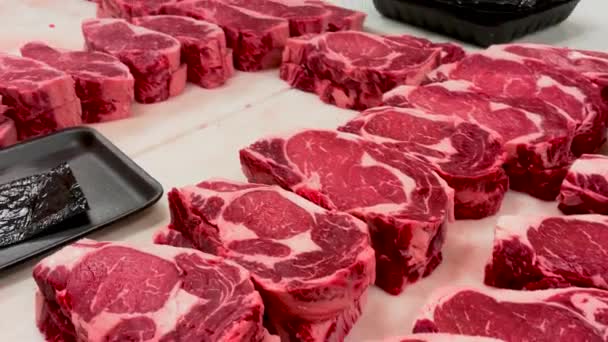 Pan Samping Steak Segar Mentah Pada Blok Mentega Toko Kelontong — Stok Video