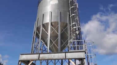 Appling, Ga USA - 10 10 10 10 21: Georgia şehir merkezi endüstriyel metal konteynırı terk edilmiş küçük bir kasaba.
