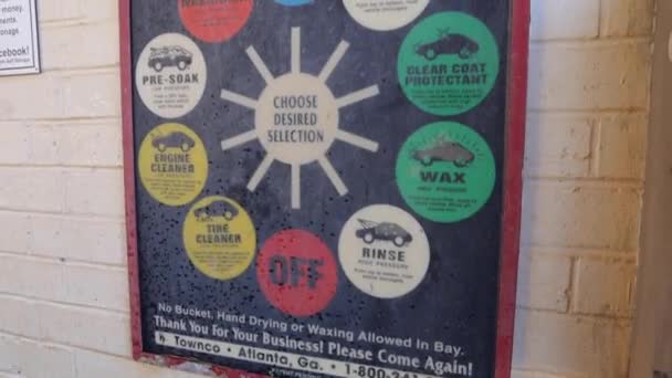 Usa应用 格鲁吉亚农村地区砖墙上的城市洗车指南海报的老式洗车盘 — 图库视频影像