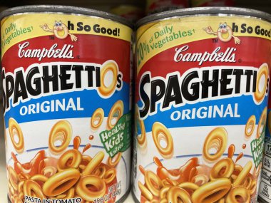 Grovetown, Ga USA - 01: 02 22: Campbell Spaghettios perakende satış mağazasının rafındaki ön manzara