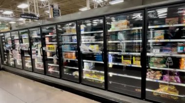Grovetown, Ga USA - 01: 15 22: Kroger iç tedarik zinciri donmuş gıda stoklarını dolduruyor