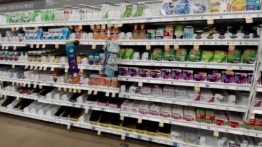 Grovetown, Ga USA - 01: 15 - 22: Kroger iç tedarik zinciri alerji ilaçları bölümünün personel kadrosu