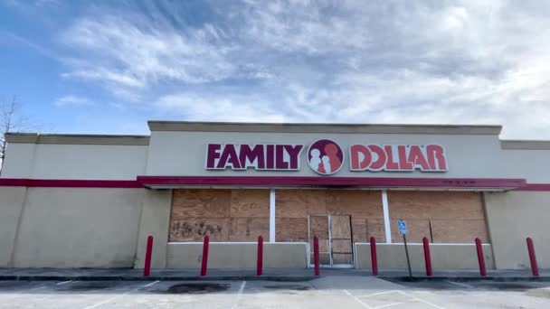 Augusta Usa Передняя Часть Городского Розничного Магазина Family Dollar Закрыта — стоковое видео