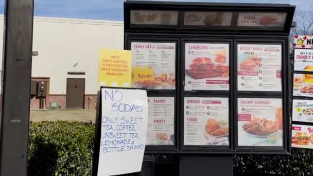 Augusta Usa Bojangles Stekt Kyckling Restaurang Läsk Tecken Drive Thru — Stockvideo