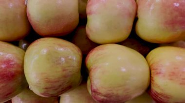 Bir markette üretim departmanının vitrininde, Gala elmalarının yavaş tavası