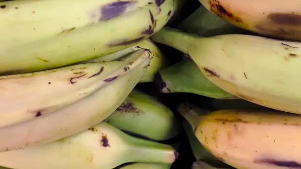 Inclinación Lenta Una Pila Plátanos Amarillos Marrones — Vídeo de stock