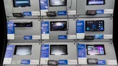 Augusta, Ga USA - 02 05: 22: Best Buy dahili teknolojisi 2022 eğik araba radyosu dokunmatik ekranı