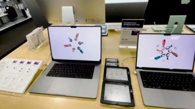 Augusta, Ga USA - 02 05: 22: Apple MacBooks 'un 2022 Pan' lık iç teknolojisi sergileniyor