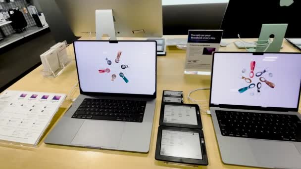 Augusta Usa Bästa Köp Inredningsteknik Från 2022 Pan Apple Macbooks — Stockvideo