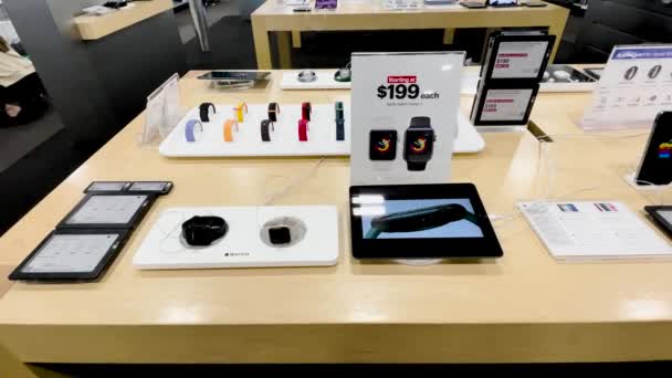 Augusta Usa 2022年のベストインテリアテクノロジーを購入するApple Iphoneのパンを表示 — ストック動画