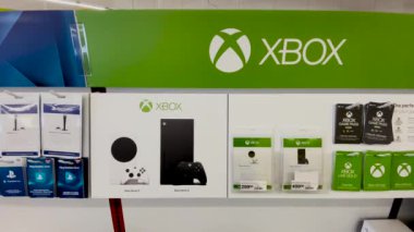 Augusta, Ga USA - 02 05: 22: Staples ofis gereçleri perakende satış mağazası XBOX vitrinleri ve hediye kartları