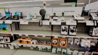 Augusta, Ga USA - 02 05: 22: Staples ofis gereçleri perakende satış mağazası iç haberleşme koridoru