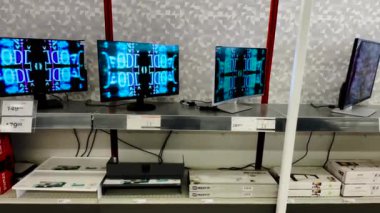 Augusta, Ga USA - 02 05: 22: Staples ofis gereçleri perakende satış mağazası bilgisayar monitörlerinin iç kaplaması hizalandı