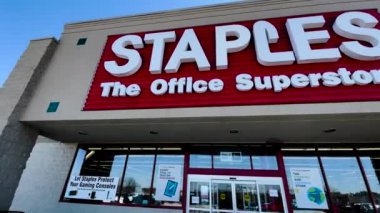 Augusta, Ga USA - 02 05: 22: Staples ofis gereçleri perakende satış mağazası dış giriş pan vagonları yansıtılıyor