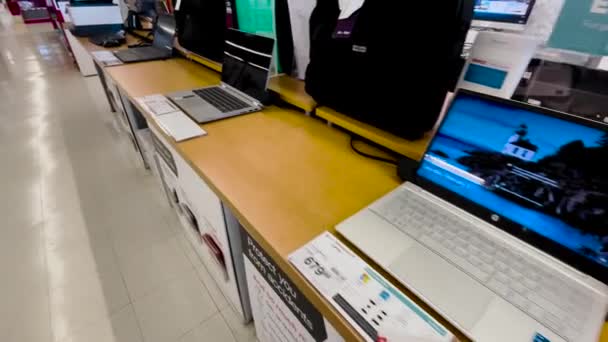 Augusta Usa Nietjes Kantoorbenodigdheden Retail Winkel Interieur Pov Laptops Pan — Stockvideo