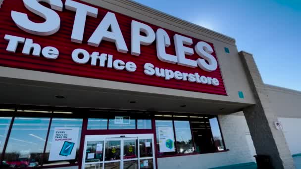 Augusta Usa Staples Office Supply Retail Store Exterior Entrance Pan — Stock video