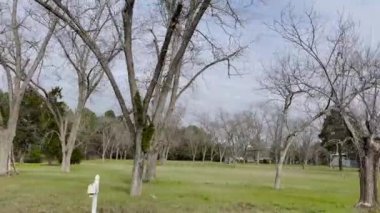 Stapleton, Ga USA - 01 10 22: Gürcistan kırsalında eski bir kulübe ve çiftlik arazisi