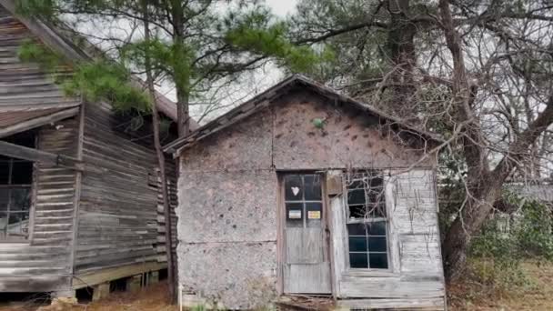Gibson Usa 古いヴィンテージの小屋とカントリー雑貨店で錆びた錫の屋根 — ストック動画