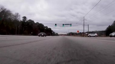 Augusta, Ga USA - 07 02 19: 19: POV FPV Karanlık bulutlu bir günde şehir trafiğinde uzun süre araç kullandı..