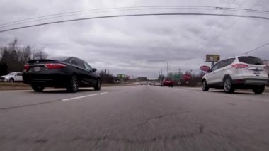 Augusta, Ga USA - 07 02: 19: POV FPV Gordon Hwy 'deki karanlık bulutlu bir günde uzun süredir şehir trafiğinde yol alıyor.