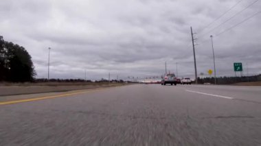 Augusta, Ga USA - 07 02: 19: POV FPV, bulutlu bir günde kırmızı ışıkta durarak uzun süredir şehir trafiğinde yol alıyor.