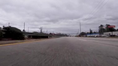 Augusta, Ga USA - 07 02 19: POV FPV Kentsel trafikte sürüyor K benzin fiyatının galonu 2.39