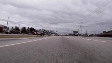 Augusta, Ga USA - 07 02: 19: POV FPV Gordon Hwy 'deki kentsel trafik otelleri ve benzin istasyonlarında sürüyor