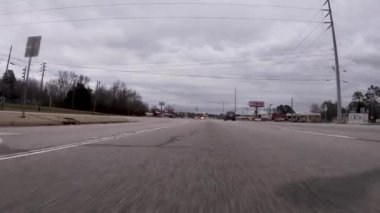 Augusta, Ga USA - 07 02 19: POV FPV şehir trafiği ambulansıyla Gordon Hwy 'den geçti