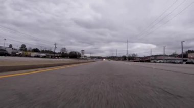 Augusta, Ga USA - 07 02: 19: POV FPV Gordon Hwy 'de şehir trafiği kavşağında sürüyor