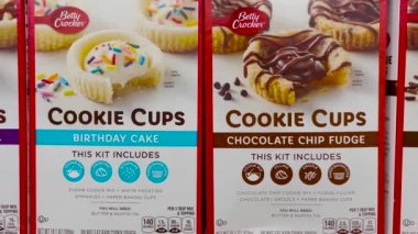 Grovetown, Ga USA - 01: 02 22: Betty Crocker Cookie kupaları perakende satış mağazasının rafındaki bir kutuda 