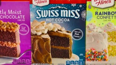 Grovetown, Ga USA - 01: 22: Duncan Hines Rainbow ve Swiss Miss 'i perakende mağazasının rafında karıştırdı