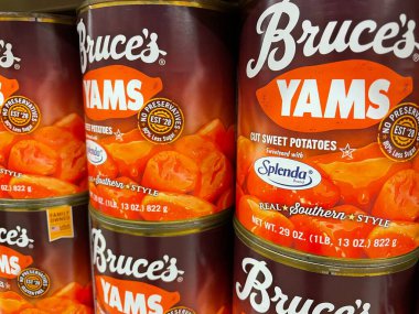 Grovetown, Ga USA - 01: 01 22: Market rafları Bruces tatlı patatesleri yan görünüm