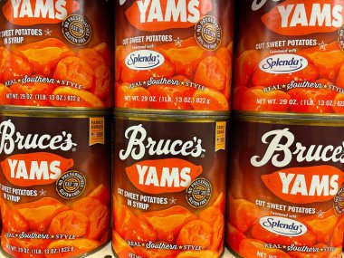 Grovetown, Ga USA - 01: 02: 22: Bruces ön taraftaki marketlerin rafları