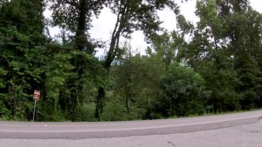 Helen, Ga USA - 08 08: 20: Helen Ga Kuzey Georgia 'da kırsal bir yolda beyaz SUV sürüşü