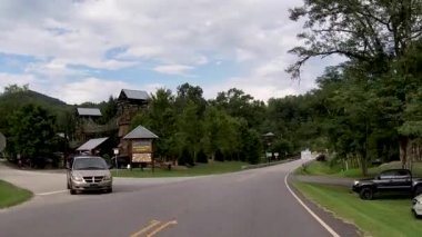 Helen, Ga USA - 08 08 08: 20: POV FPV Helen Ga 'yı Serin Nehir karakolunu geçip köprüden geçiyor