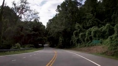 Helen, Ga USA - 08 08: 20: POV FPV Helen Ga Unicoi otoyolu ile dağların içinden geçiyor