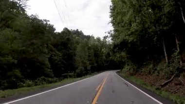 Helen, Ga USA - 08 08 08 20: POV FPV Helen Ga Unicoi Turnpike 'ı Chatahoochi nehri boyunca sürüyor