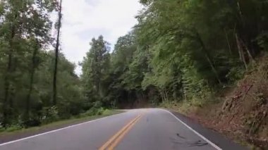 POV FPV Helen Ga Unicoi otobanını dağlardan geçiriyor. Trafik yok.