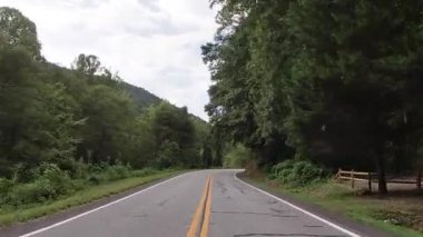 Helen, Ga USA - 08 08 08: 20: POV FPV Helen Ga Unicoi otobanını eski tarihi binalardan geçiriyor