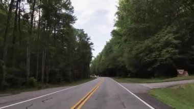 Helen, Ga USA - 08 08 08 20: POV FPV Helen Ga Unicoi Turnpike 'ı dağların üzerinden sürüyor motosiklet sürücüsü grubu
